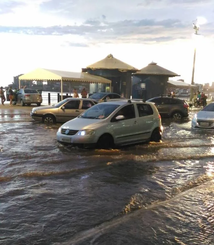 Forte temporal assusta moradores e deixa ruas alagadas em Guarapari