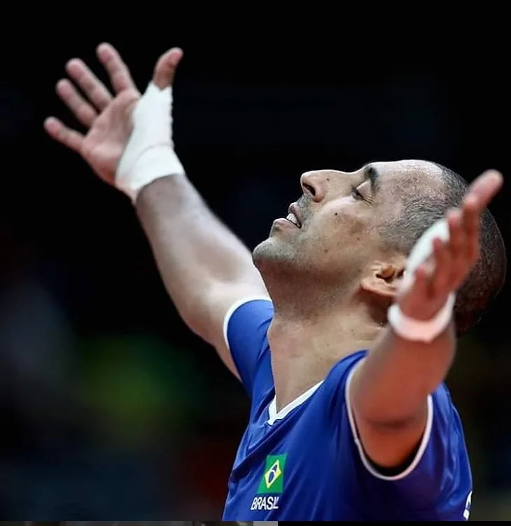 Serginho é homenageado por estrelas do vôlei após anunciar aposentadoria