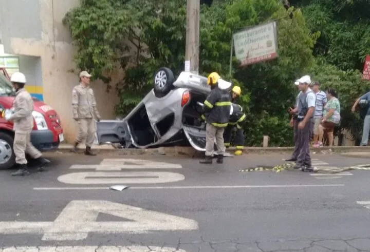 Frentista fica ferido após capotamento em avenida de Cachoeiro e Itapemirim