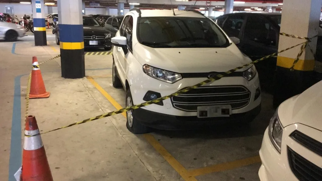 Carro com marca de tiro é encontrado em estacionamento de shopping em Vila Velha