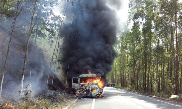 Duas pessoas morrem carbonizadas após acidente na BR 259 em João Neiva