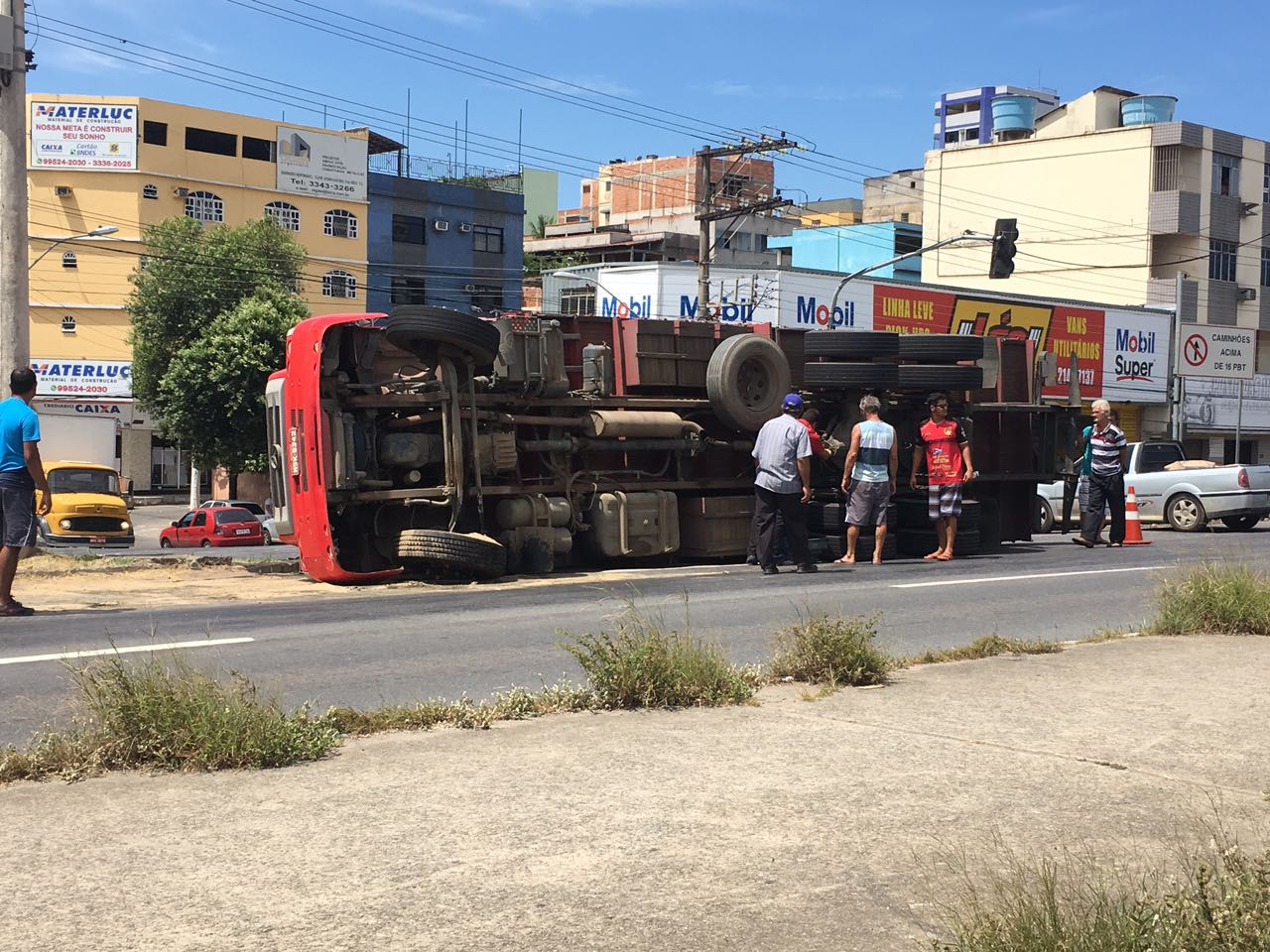 Caminhão tomba às margens da BR-262 em Cariacica