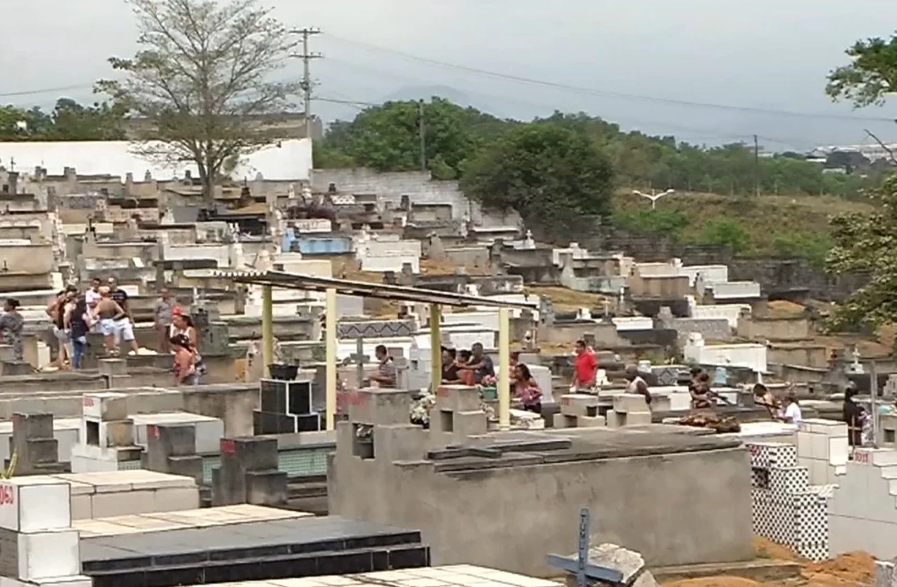 Caminhoneiro morto após ser queimado pela vizinha é enterrado em Cariacica