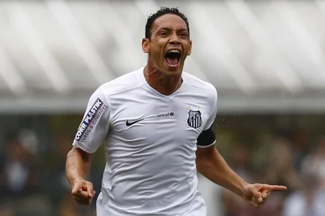 SANTOS – SP – 04/10/2015 – CAMPEONATO BRASILEIRO 2015, SANTOS X GOIAS – Ricardo Oliveira do Santos comemora seu gol durante partida contra o Goias pelo Campeonato Brasileiro 2015 no estadio da Vila Belmiro. Foto: Ricardo Saibun/AGIF