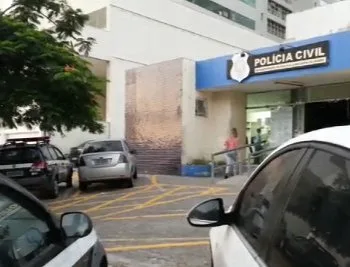 Homem com suspeita de embriaguez agride policial dentro do DPJ da Serra