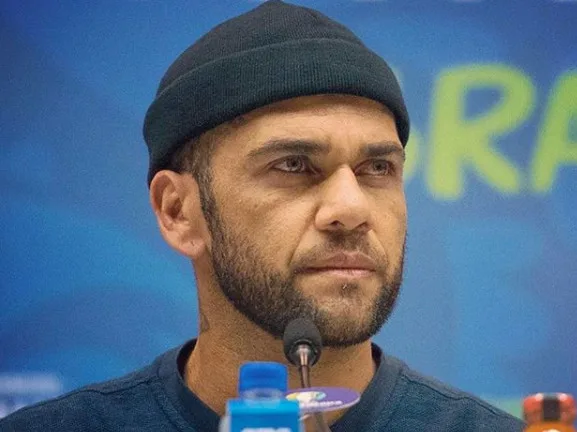 Amigo diz que mulher que acusa Daniel Alves de estupro 'dançou e se esfregou' no jogador