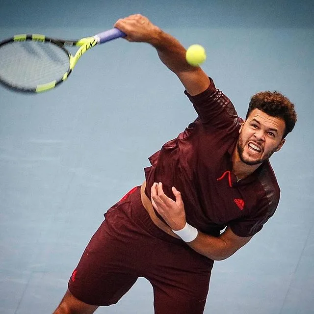 Jo-Wilfried Tsonga sente lesão no punho e desiste do Torneio de Doha