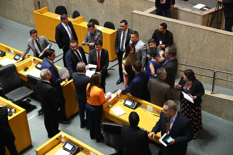 Deputados debatem durante a sessão / crédito: Ana Salles/Ales