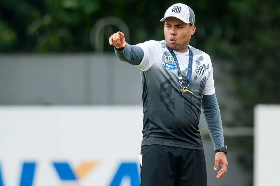 Demitido, Jair culpa demora na chegada de reforços por resultados ruins do Santos