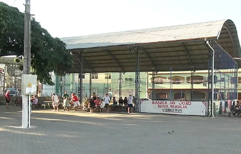 Rapaz é esfaqueado durante discussão em praça movimentada de Cariacica