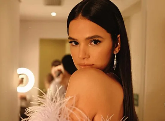 Bruna Marquezine é elogiada por diretor de longa que protagoniza: 'não é uma atriz qualquer'