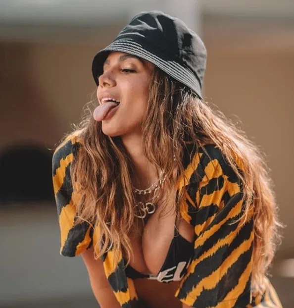 Anitta fala sobre planos para maternidade e não descarta possibilidade de adoção