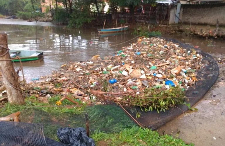 Vila Velha retira 5 toneladas de lixo dos canais de Cobilândia