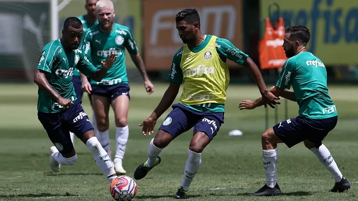 Os jogadores Felipe Pires, Thiago Santos e Allione (E/D), da SE Palmeiras, durante treinamento, na Academia de Futebol.