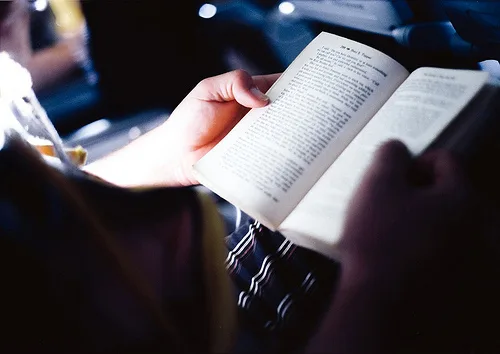 Campanha 'Livro Viajante' em aeroportos incentiva leitura durante os voos