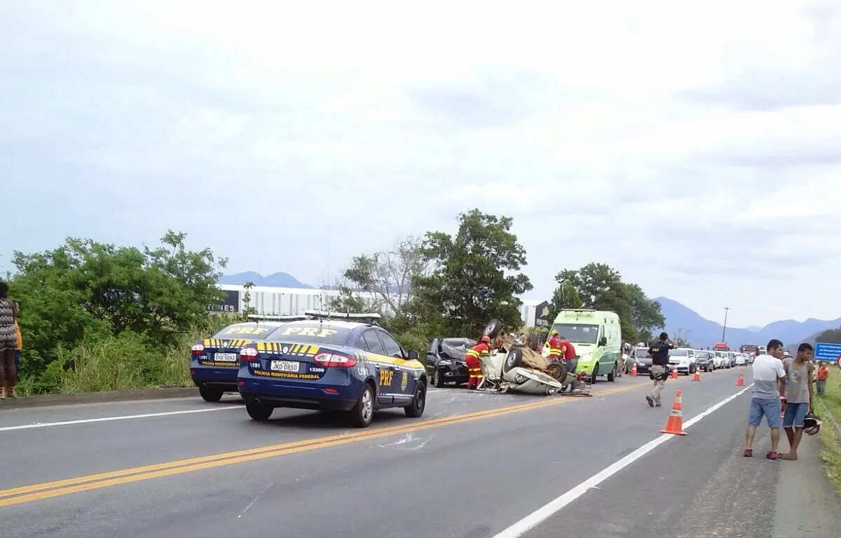 Carros lotados batem e deixam pelo menos três mortos em rodovia na Serra