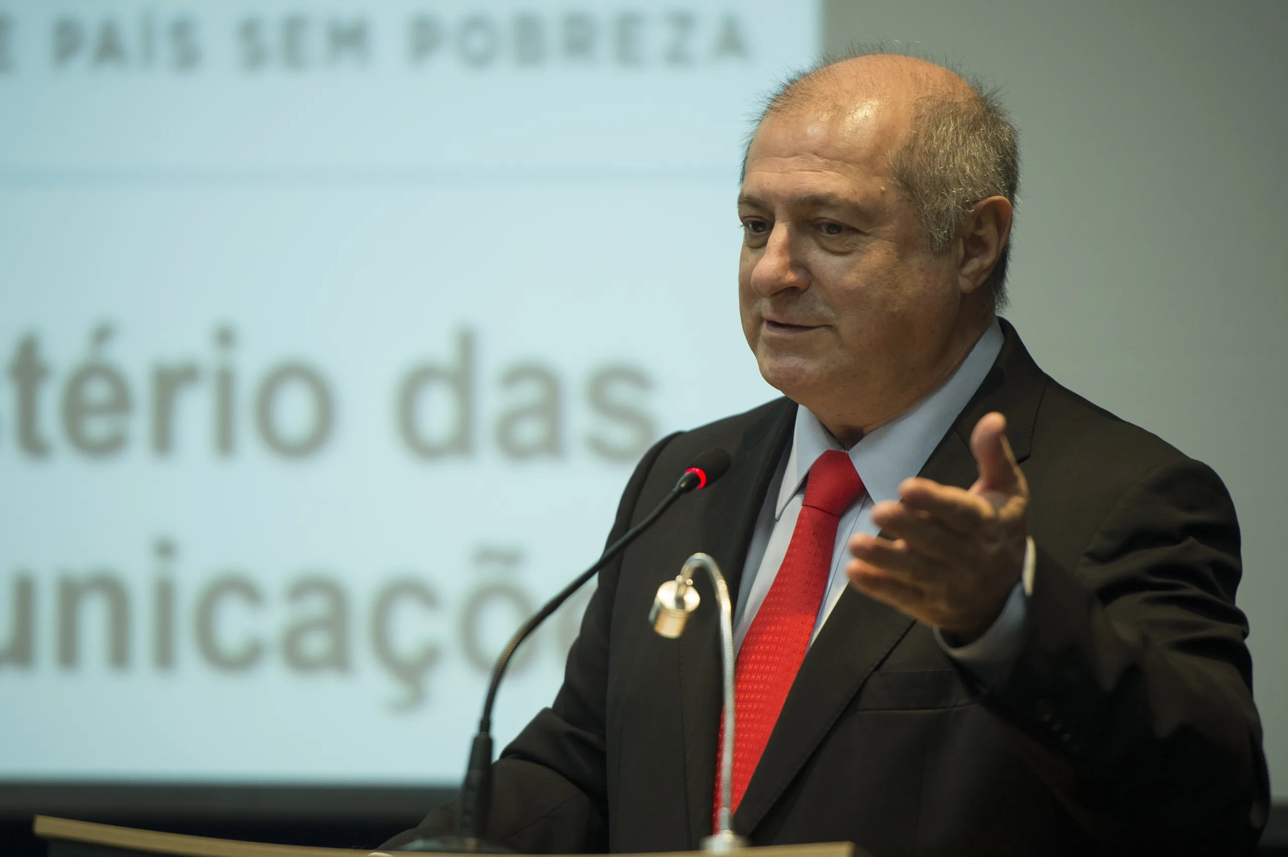 O ex-ministro da Paulo Bernardo transmite o cargo para o novo ministro das Comunicações, Ricardo Berzoini (Marcelo Camargo/Agência Brasil)