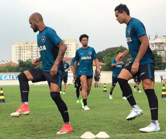 Botafogo visita o Vitória para tentar voltar a vencer no Campeonato Brasileiro