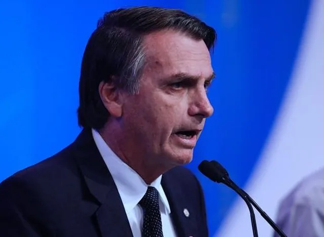 BRA50. SAO PAULO (BRASIL), 17/08/18. – Jair Bolsonaro (i) del partido Partido Social Liberal (PSL) habla hoy, 17 de agosto de 2018, durante el segundo debate televisado entre los candidatos a la Presidencia de la República que disputan las elecciones brasileñas de 2018, en Sao Paulo (Brasil). EFE/Marcelo Chello Proc/JFIF/EFE-Calidad:Muy buena