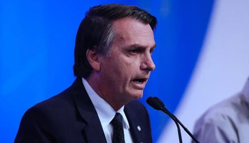 BRA50. SAO PAULO (BRASIL), 17/08/18. – Jair Bolsonaro (i) del partido Partido Social Liberal (PSL) habla hoy, 17 de agosto de 2018, durante el segundo debate televisado entre los candidatos a la Presidencia de la República que disputan las elecciones brasileñas de 2018, en Sao Paulo (Brasil). EFE/Marcelo Chello Proc/JFIF/EFE-Calidad:Muy buena