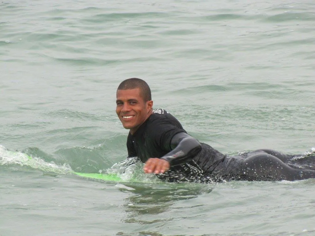 Surfista capixaba fratura pescoço e morre ao praticar yoga em casa