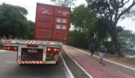 Vídeo: caminhão é flagrado percorrendo avenida de Cariacica com container solto