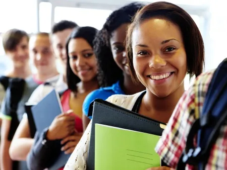 Alunos de escola pública serão selecionados para bolsas de estudos no Estado