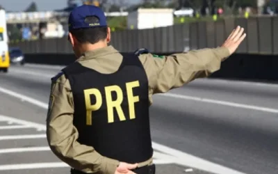 BR-101 continua interditada após carreta tombar na pista em Mimoso do Sul