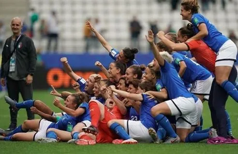 Itália vence China e avança para oitavas da Copa do Mundo