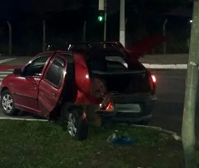 Duas pessoas ficam feridas em acidente com táxi em Vitória