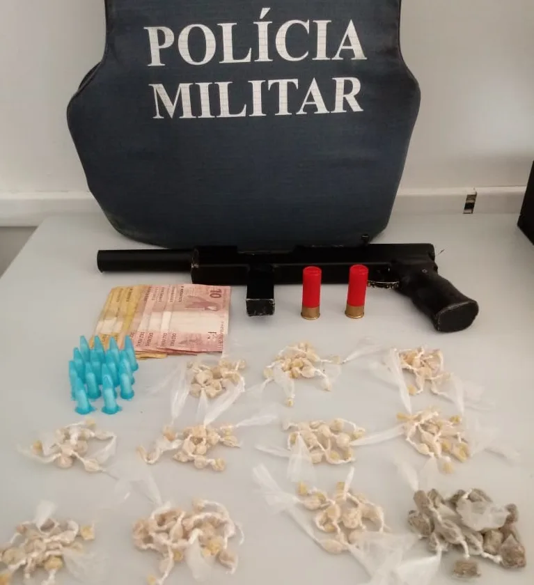 Polícia detém suspeito com drogas e arma calibre 12 na Serra