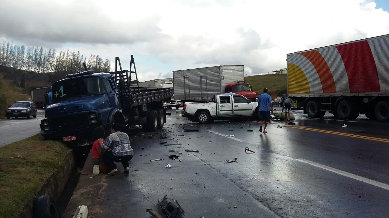 Mais uma tragédia na BR 101: Motorista morre em acidente com cinco veículos em Mimoso do Sul