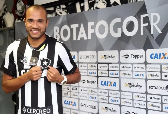 Roger diz que vive melhor momento da carreira e chega ao Botafogo com fome