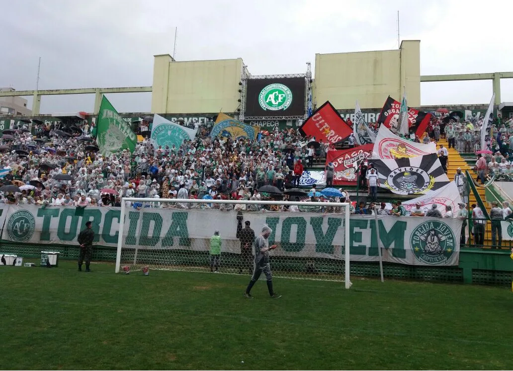 Filas de torcedores dão volta ao estádio e rivais se unem pela Chapecoense