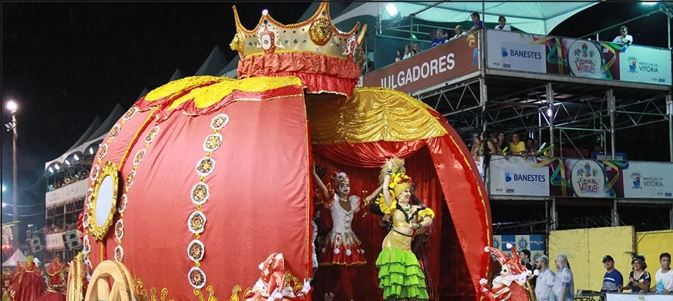 Topless, abre-alas surpresa e 'carro de traição': veja os destaques do segundo dia do Carnaval de Vitória