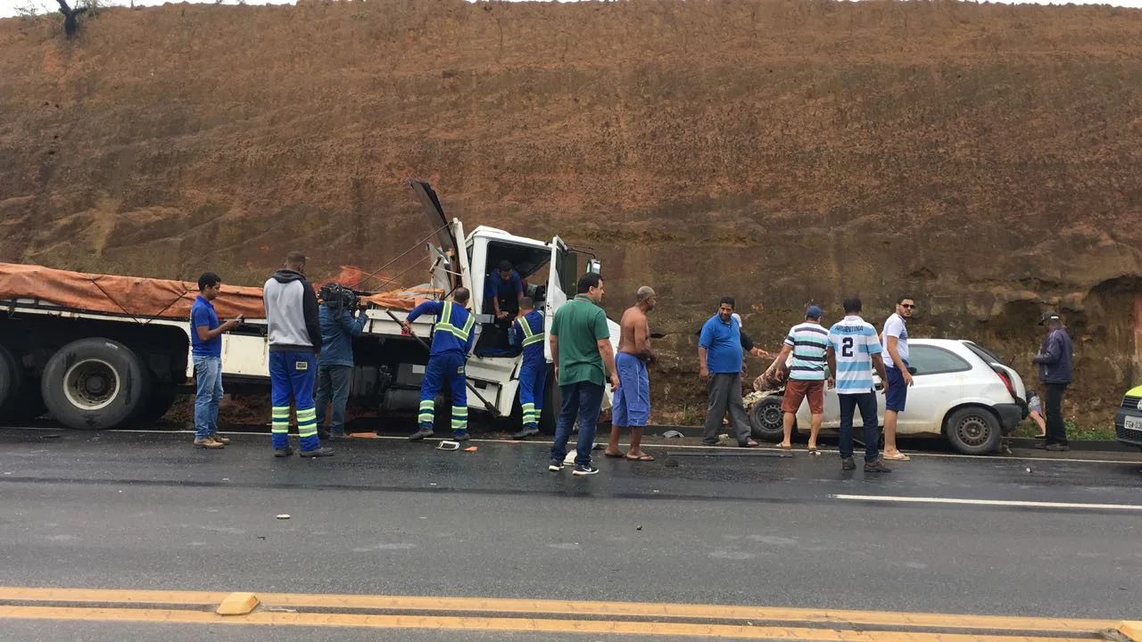 Grave acidente entre caminhão e carros de passeio deixa uma pessoa morta na BR 101, em Fundão