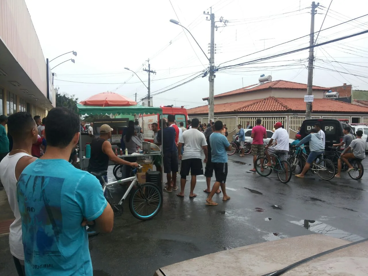 Irmãos são baleados após fazerem compras em supermercado na Serra