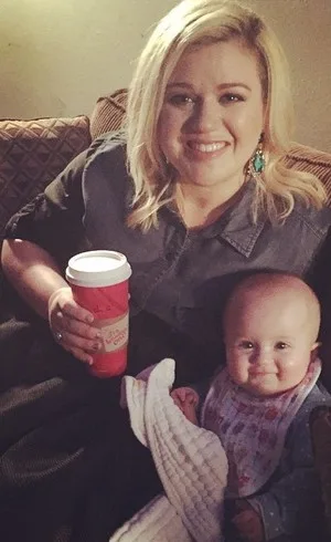 Kelly Clarkson se emociona ao revelar gravidez durante show em Los Angeles