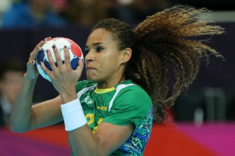 Alê joga bem, mas Brasil perde para a Holanda e está eliminado no handebol feminino