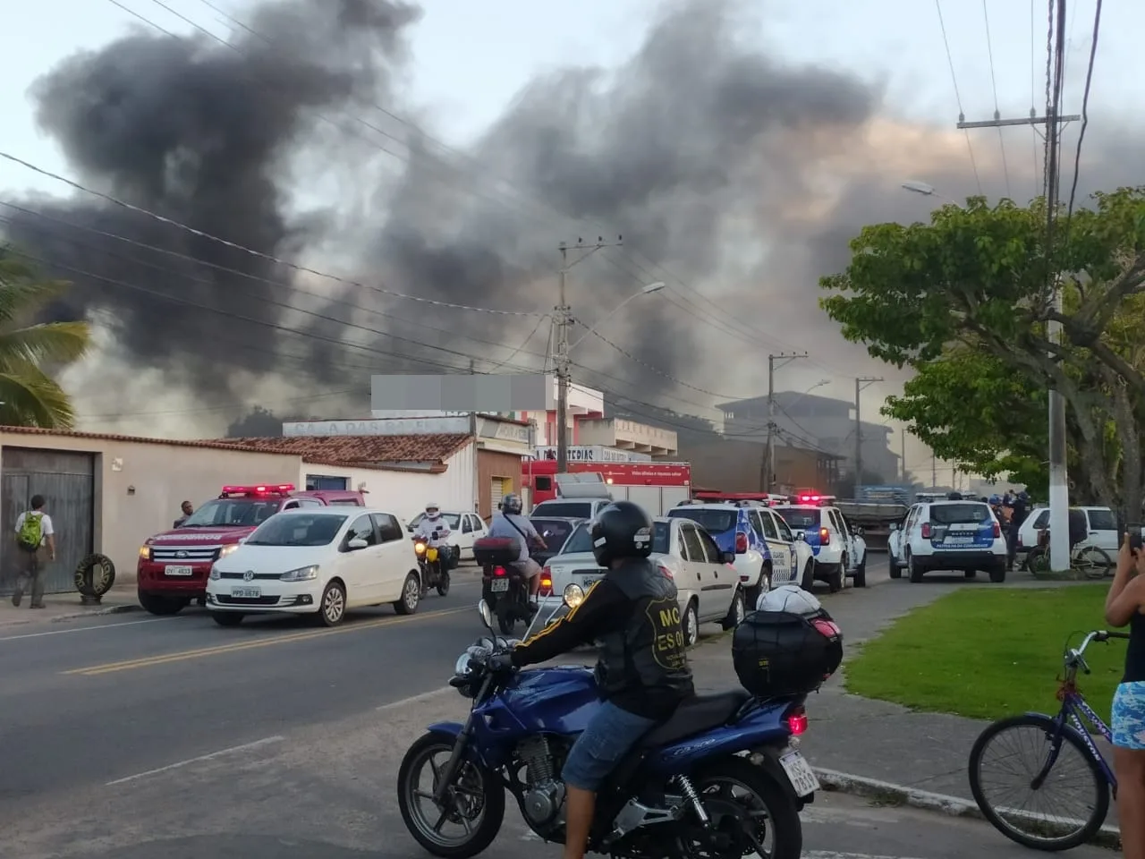 Incêndio atinge estabelecimento comercial no bairro das Laranjeiras, na Serra