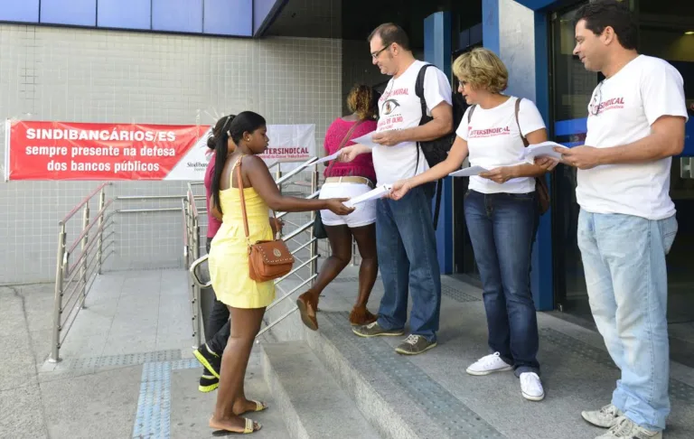 Bancários capixabas protestam contra mudança em direitos trabalhistas