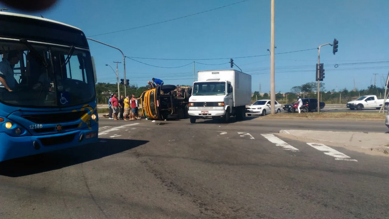 Caminhão que transportava pedras tomba na Rodovia Darly Santos. Veja o vídeo!