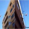 Helicóptero faz voo rasante e destelha prédio durante o desfile de 7 de Setembro, em Cariacica
