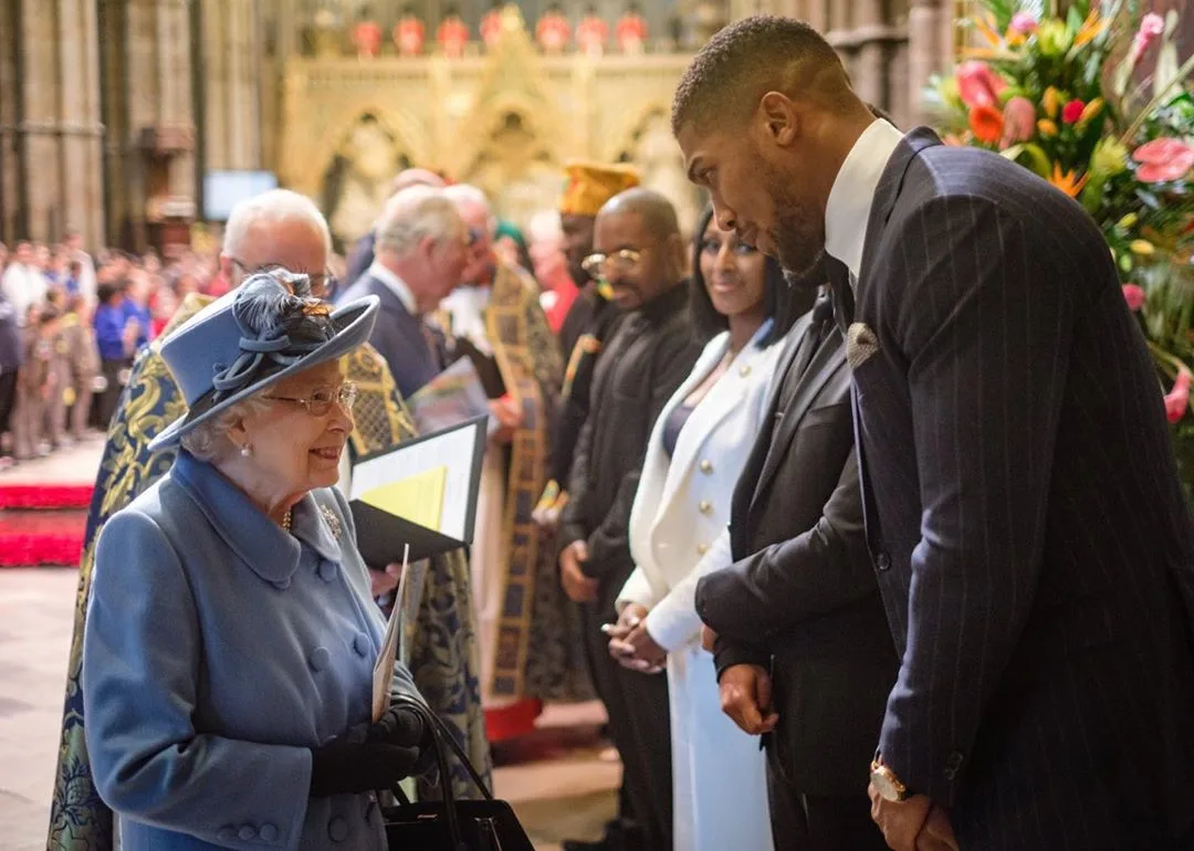 Após encontro com príncipe Charles, Anthony Joshua fica em isolamento em casa