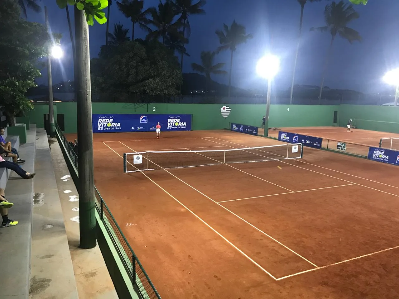 Terceiro dia de Circuito Rede Vitória ES Open de Tênis terá definição de semifinalistas