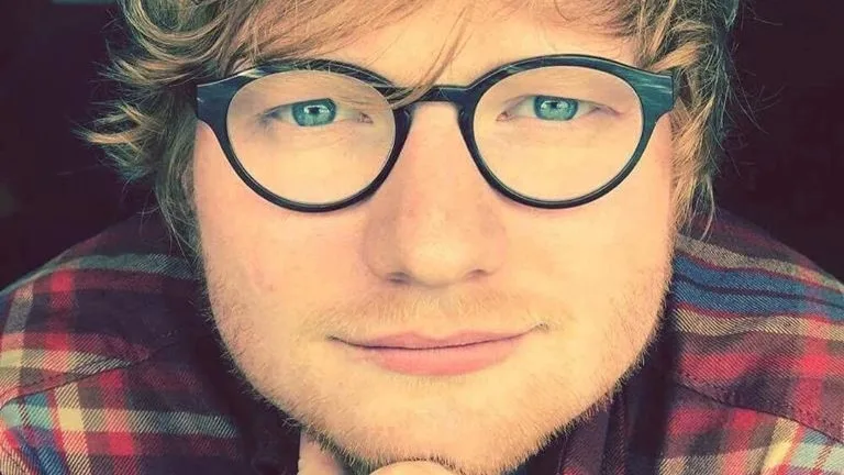 Ed Sheeran teria se casado em sigilo e lista de convidados chama a atenção