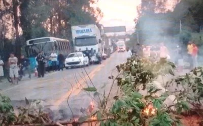 Após cinco horas de protesto moradores liberam BR-101 na Serra