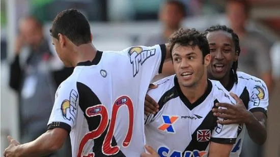 Vasco vence líder Ceará e permanece vice na Série B do Brasileirão