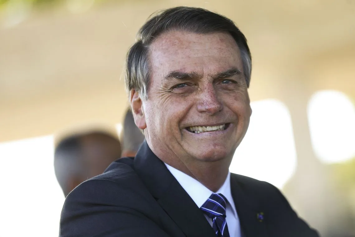 O presidente Jair Bolsonaro, cumprimenta populares e fala à imprensa no Palácio da Alvorada.