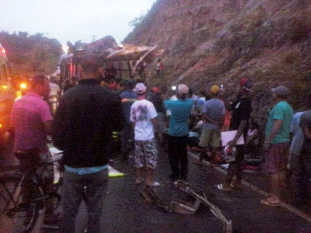 Acidente entre ônibus e carreta deixa pelo menos oito mortos no norte do ES